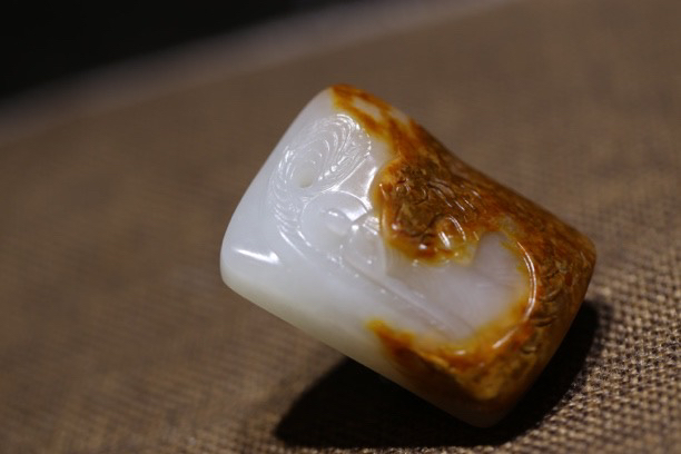 红皮白玉虎侍佛牌57.6克。