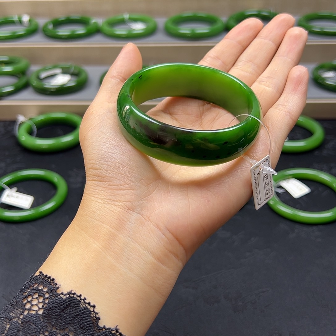 和田玉（碧玉）手镯未镶嵌轮胎红皮碧玉