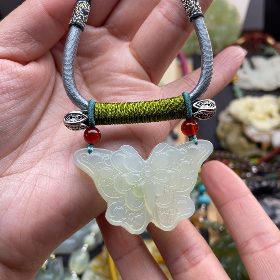 蛇纹石玉颈饰未镶嵌