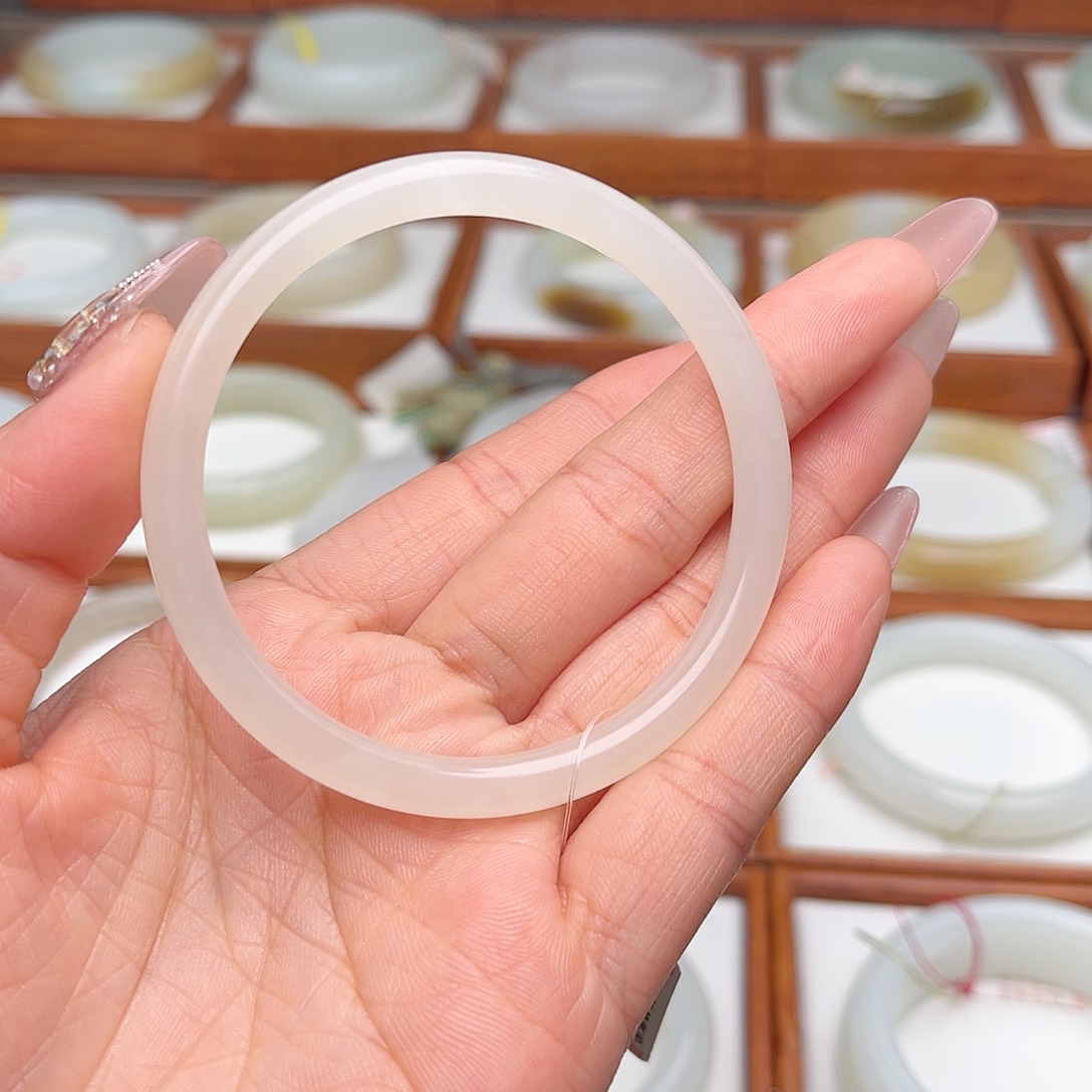 和田玉手镯未镶嵌懒***。55