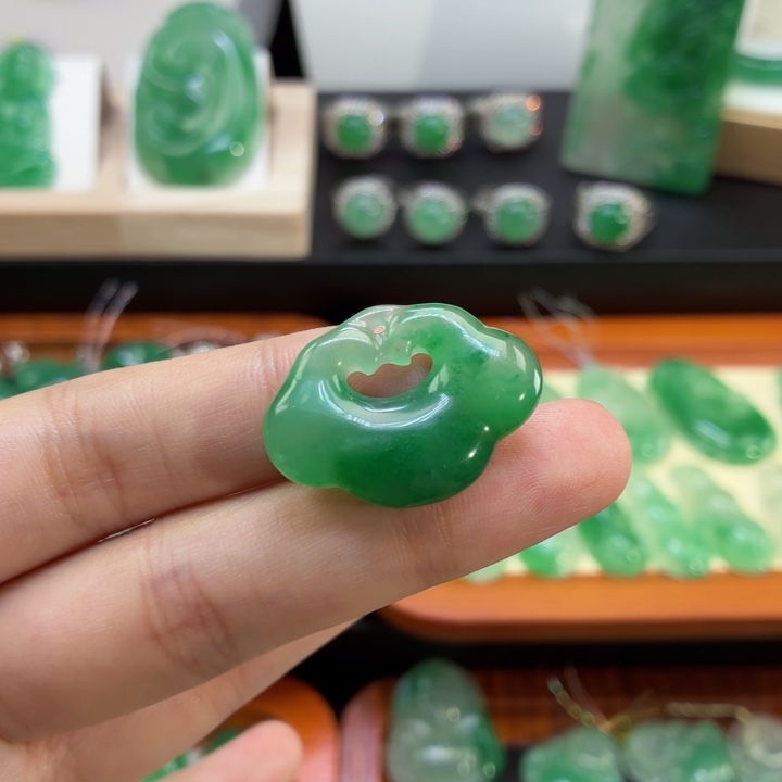 石英质玉（非洲翠）未镶嵌颈饰