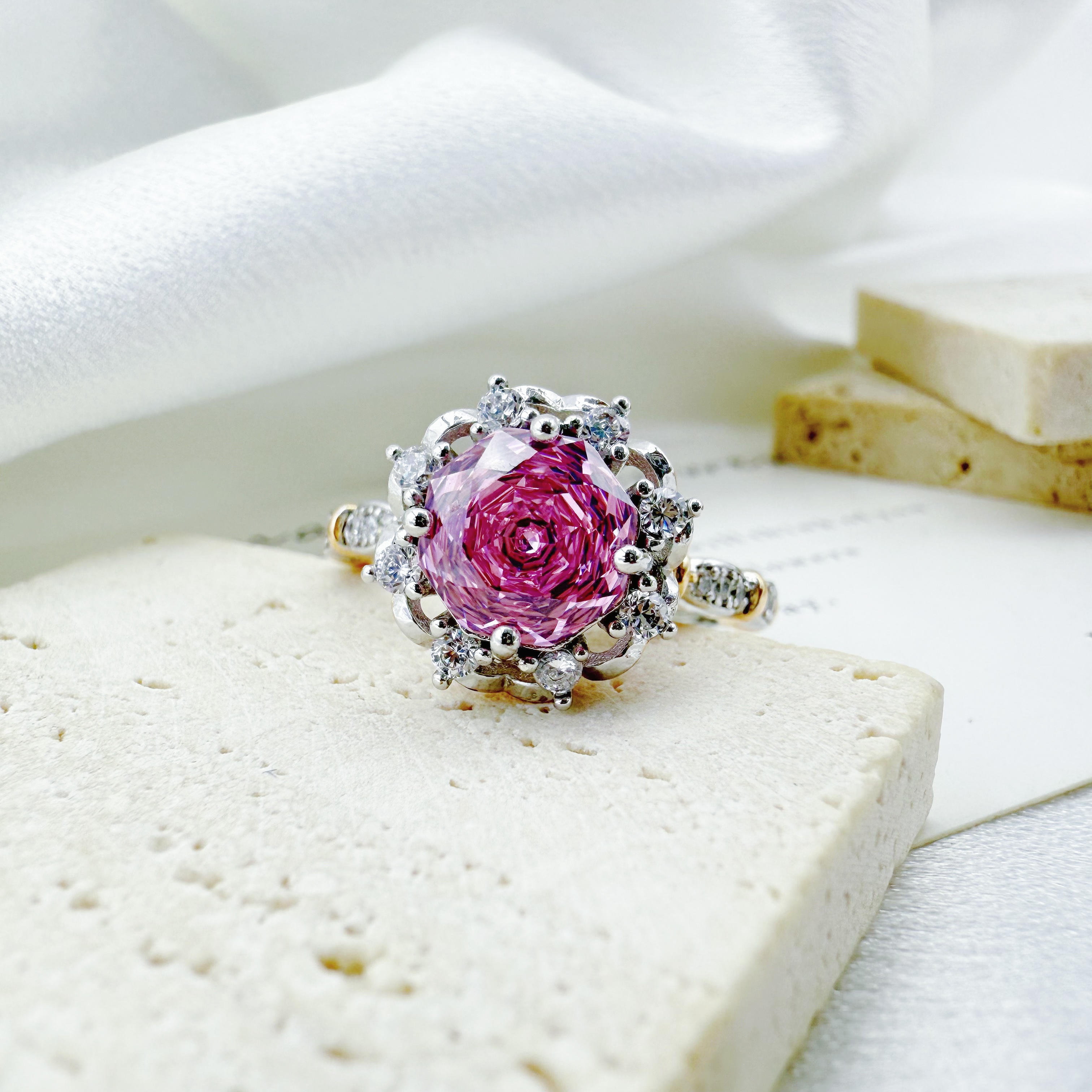 铜合金合成锆石戒指 XJ1-1009时尚镂空圈身冰莓粉色戒指