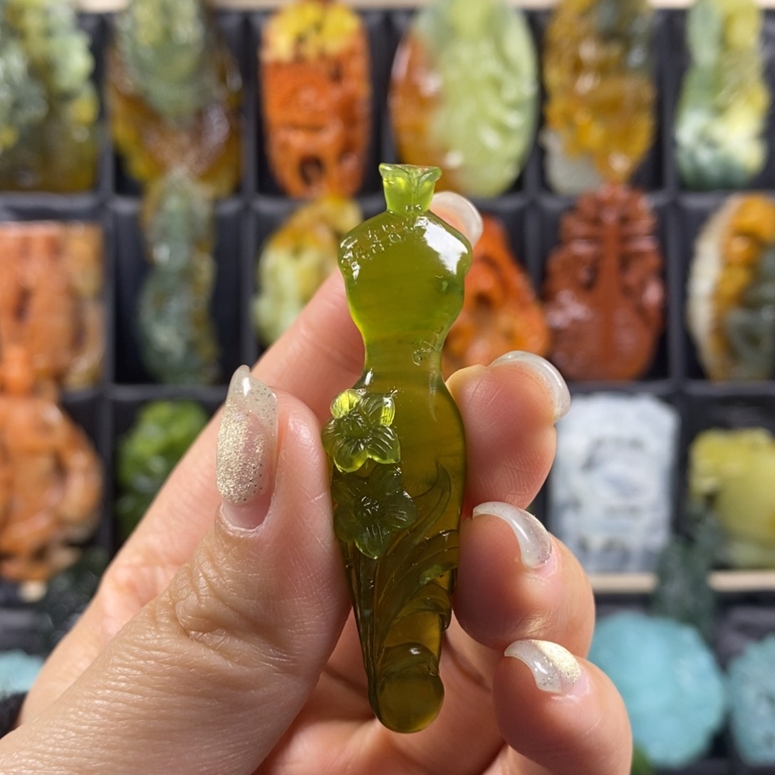 蛇纹石玉颈饰合金