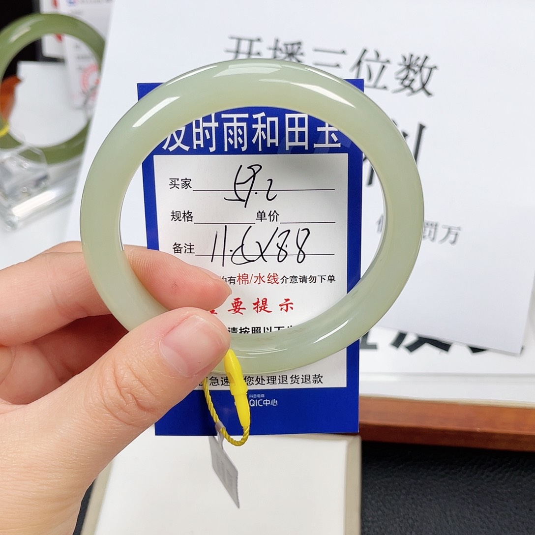 和田玉手镯未镶嵌