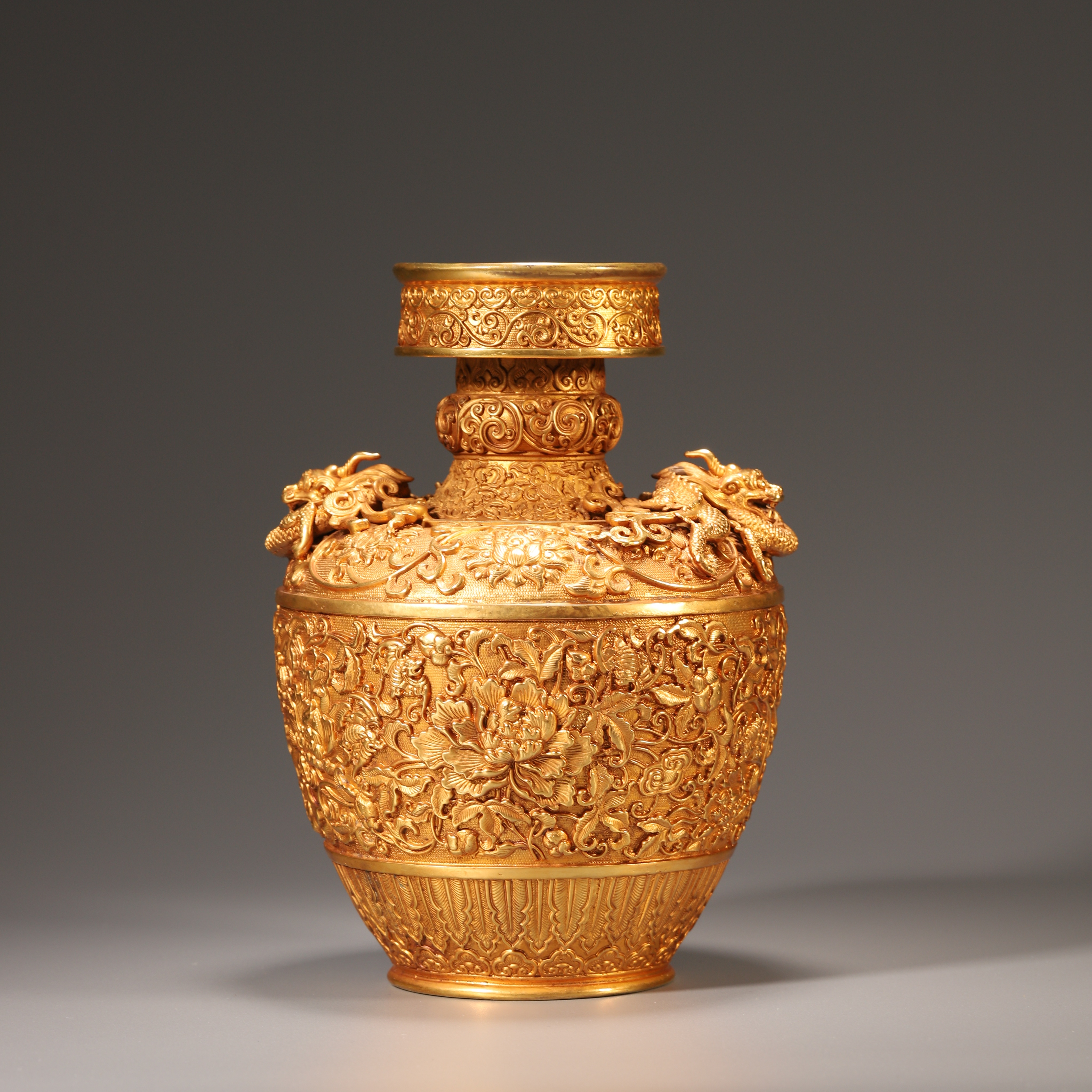 Lot19清代 铜鎏金花卉龙纹瓶