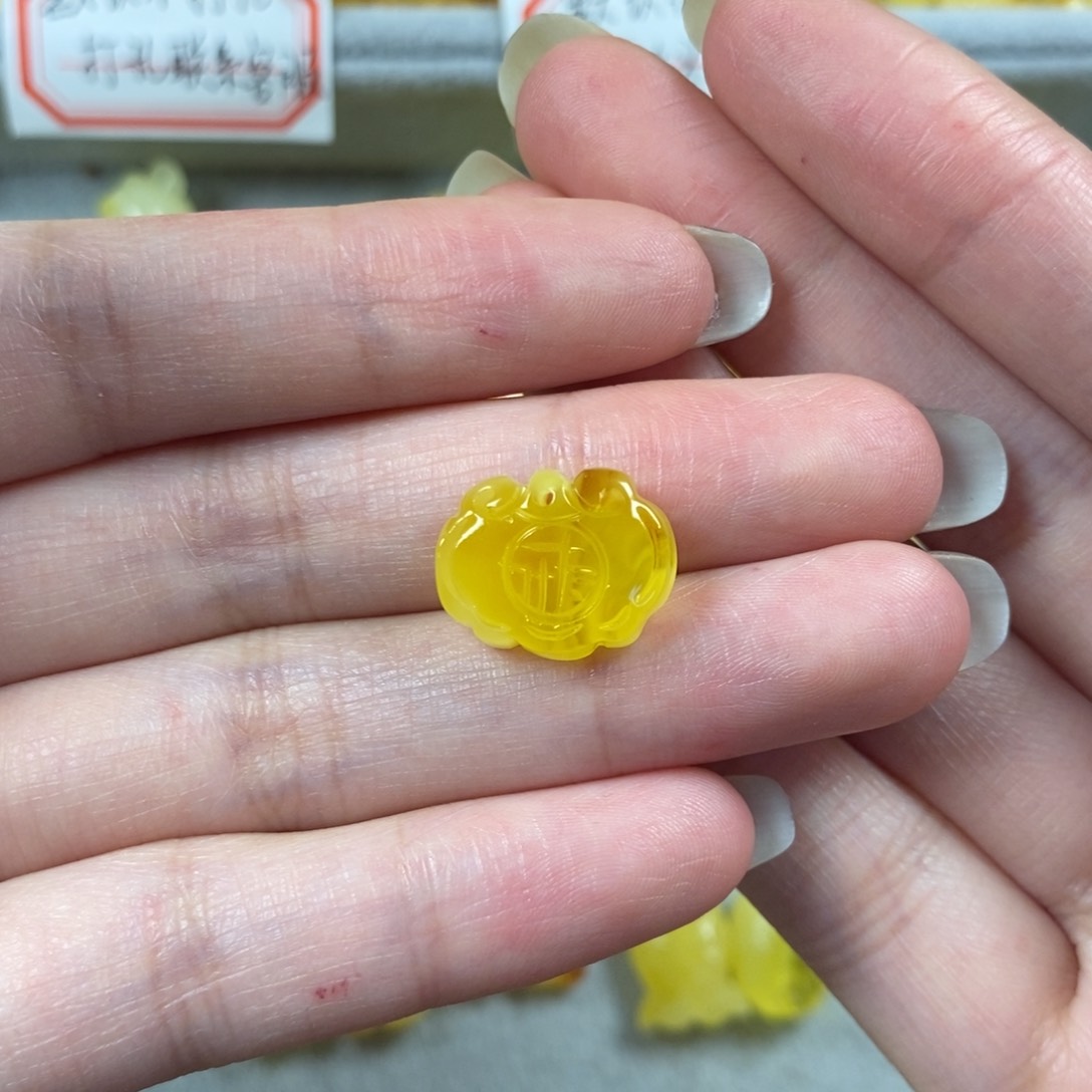 琥珀裸石未镶嵌平安锁