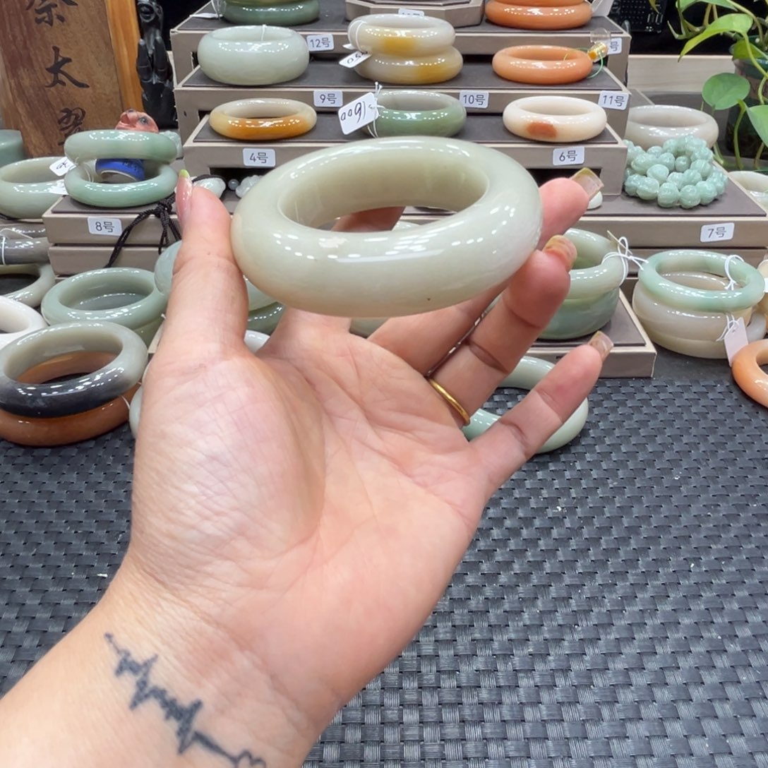 石英质玉手镯未镶嵌