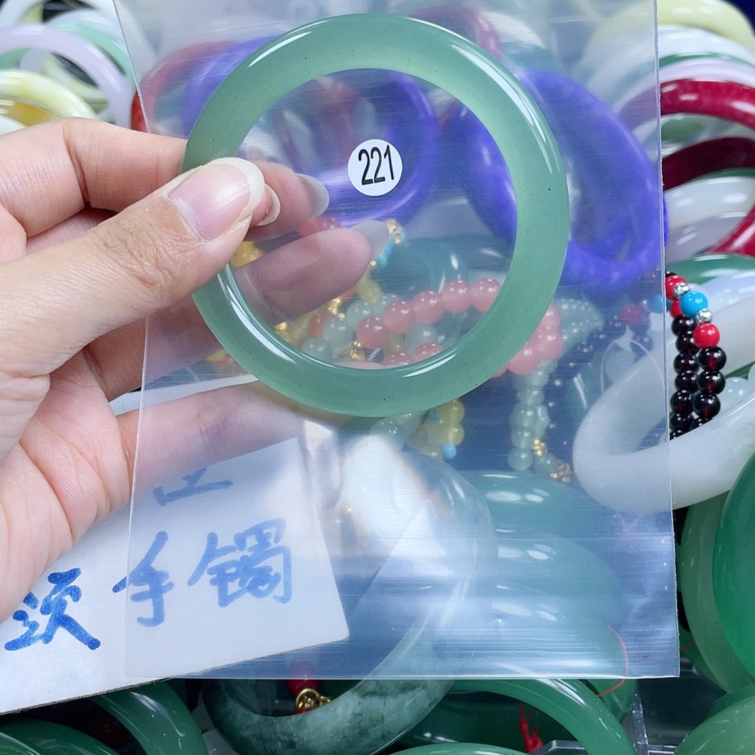 石英质玉手镯未镶嵌56