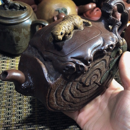 紫砂茶壶原矿泥料手工制作的紫砂壶。