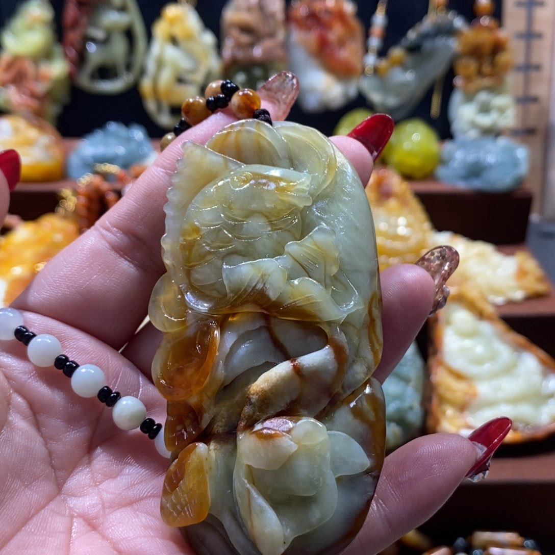 蛇纹石玉颈饰未镶嵌