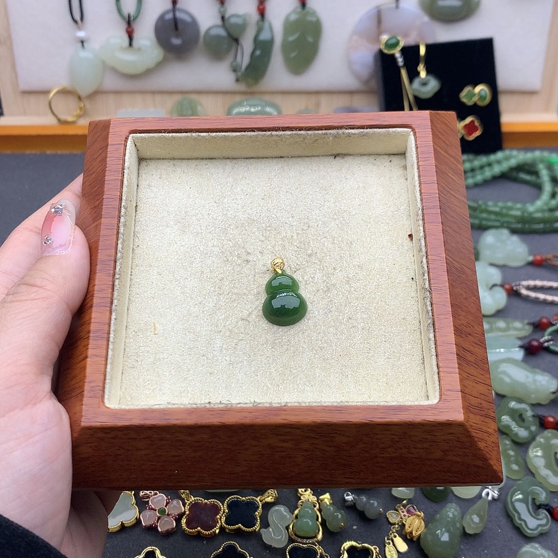 和田玉吊坠(不含链)18K金镶嵌