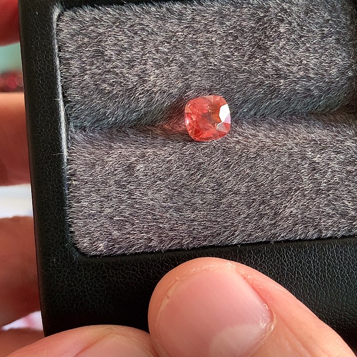 裸石未镶嵌石榴石一手1.6克拉