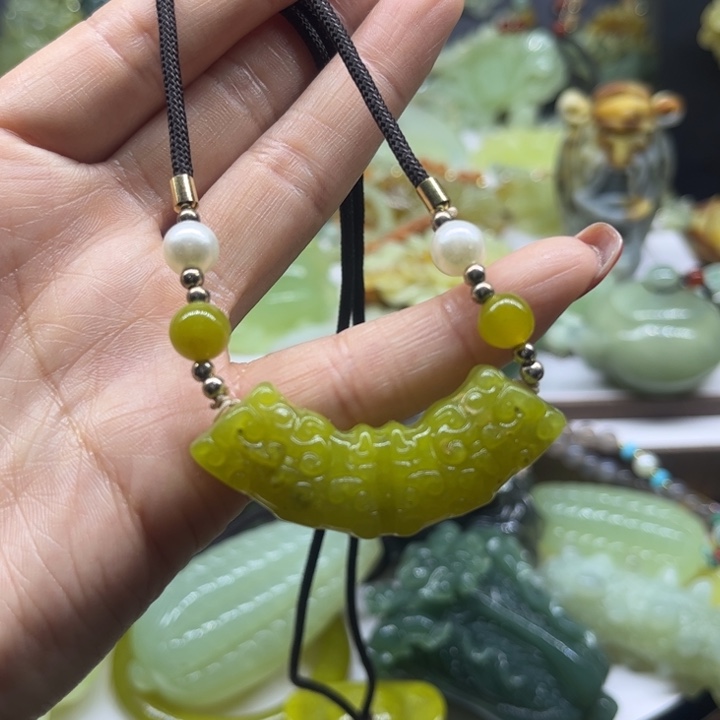 蛇纹石玉未镶嵌颈饰