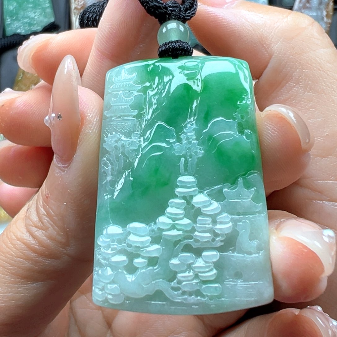 翡翠未镶嵌颈饰山水