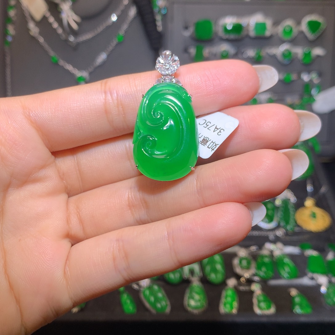 颈饰18K金镶嵌翡翠如意