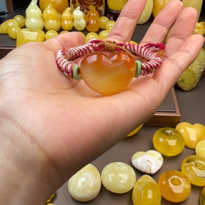 琥珀未镶嵌颈饰蜜蜡