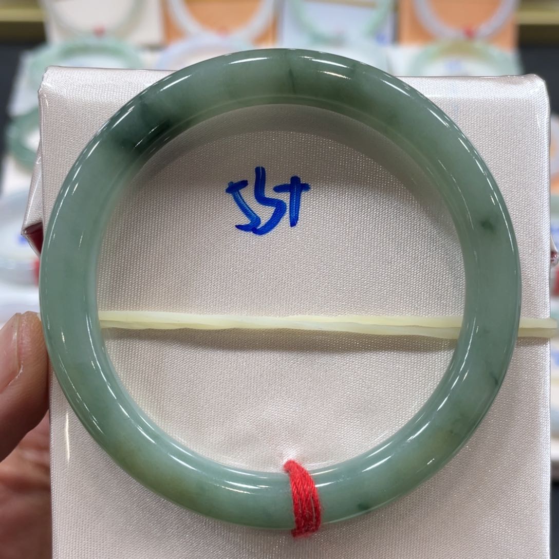 翡翠手镯未镶嵌翡翠手镯