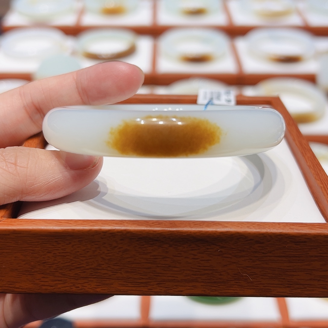 和田玉未镶嵌手镯一口糖5556