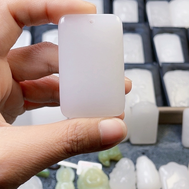 石英质玉（金丝玉）颈饰未镶嵌苍**天