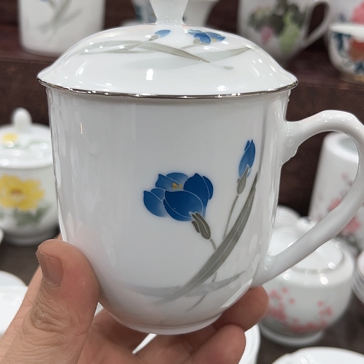 釉下五彩的瓷器和瓷器