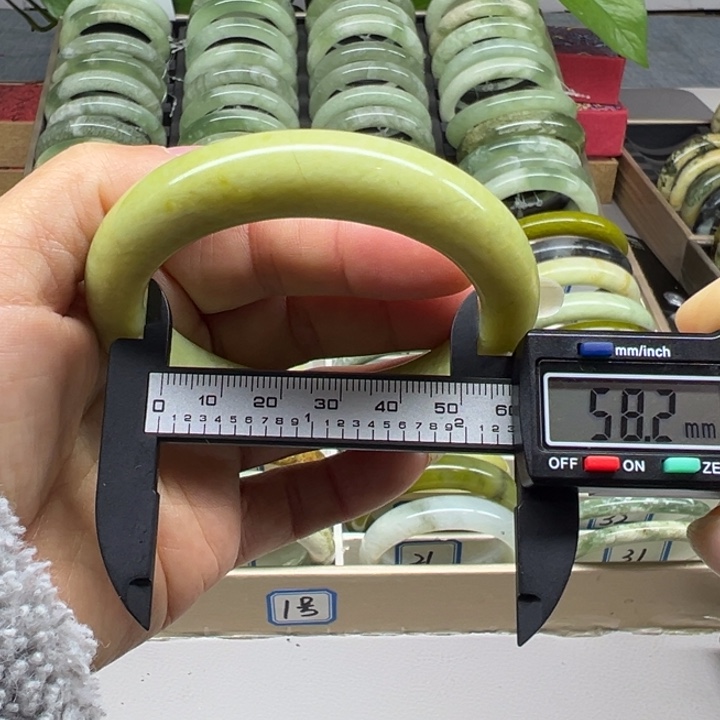 蛇纹石玉未镶嵌手镯14