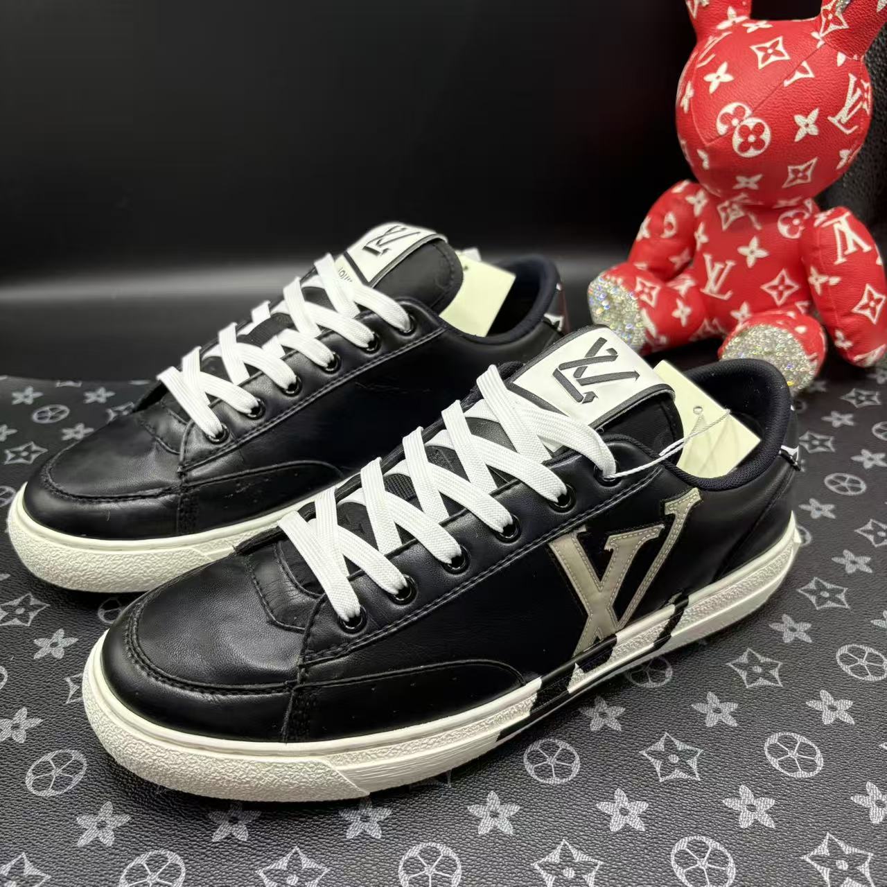 95新 LouisVuitton/路易威登 黑色错位logo查理板鞋40.5欧yh044