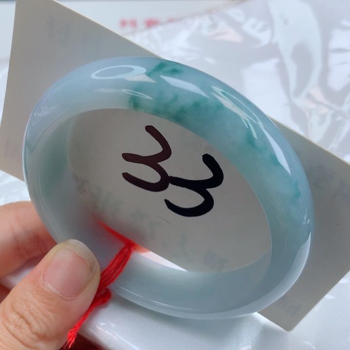 翡翠手镯未镶嵌飘蓝花