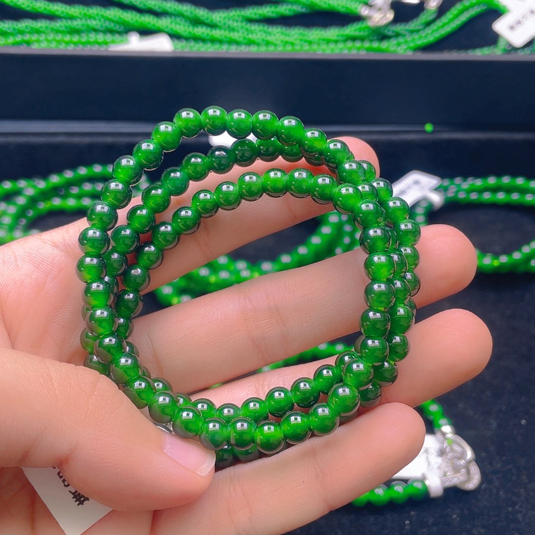 翡翠未镶嵌颈饰    