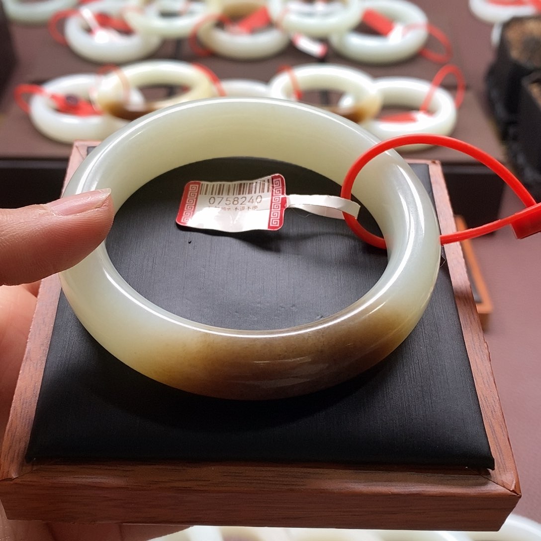 和田玉未镶嵌手镯一**粥