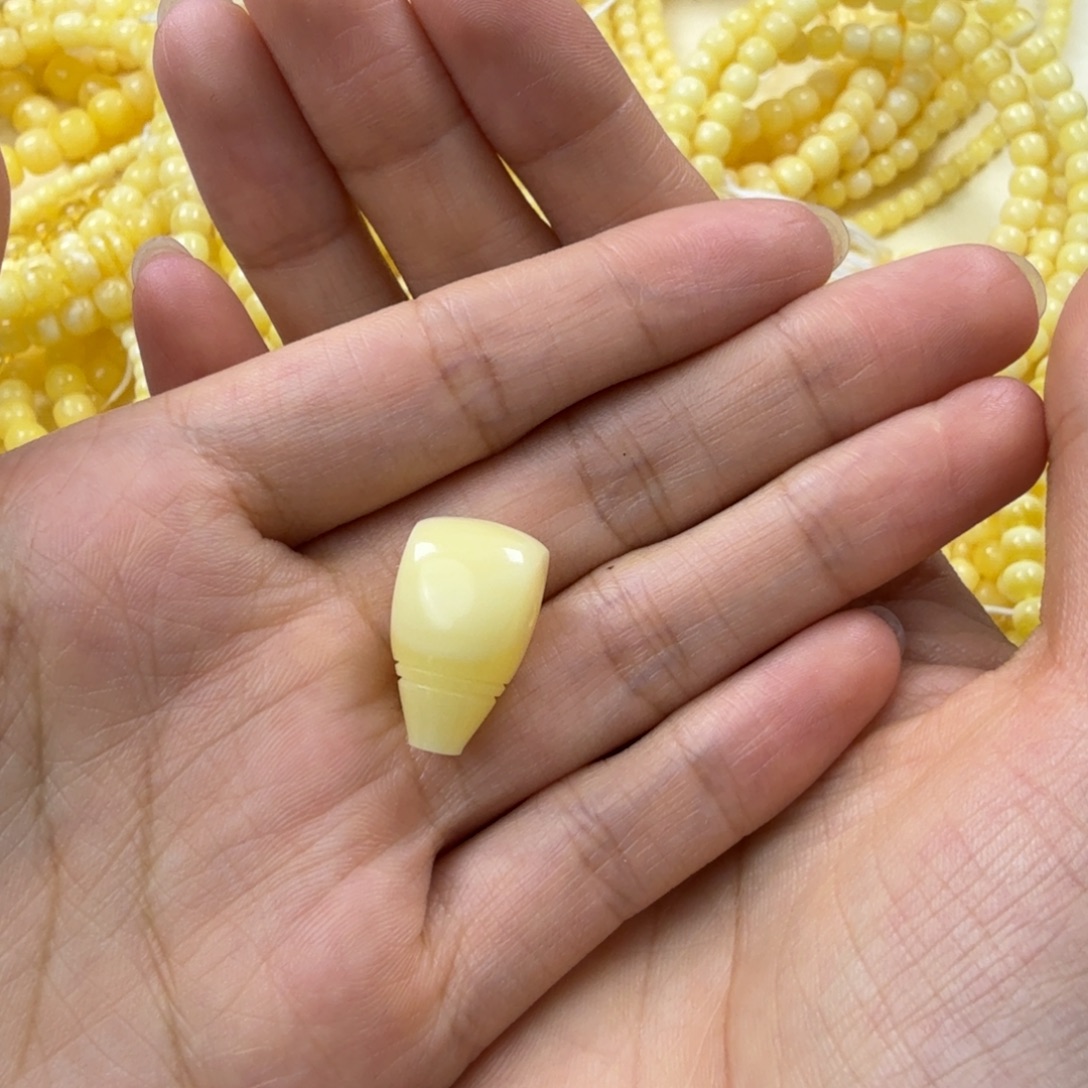 知***微琥珀未镶嵌颈饰琥珀蜜蜡