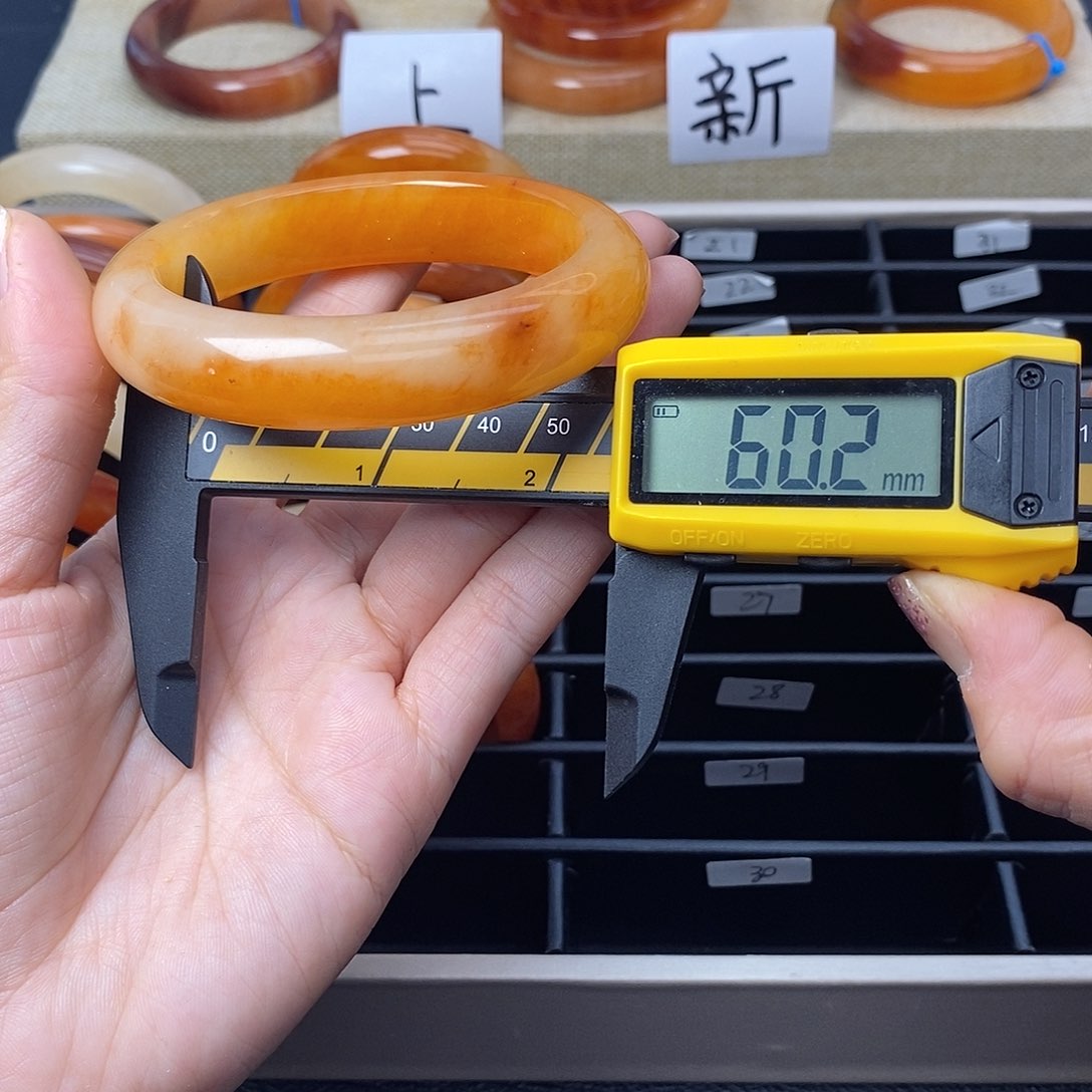 未镶嵌石英质玉（黄龙玉）手镯19号