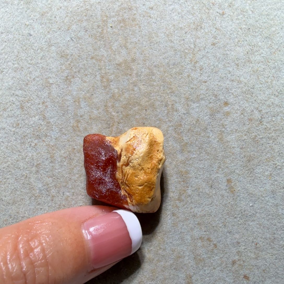 闲***鱼琥珀未镶嵌裸石专拍