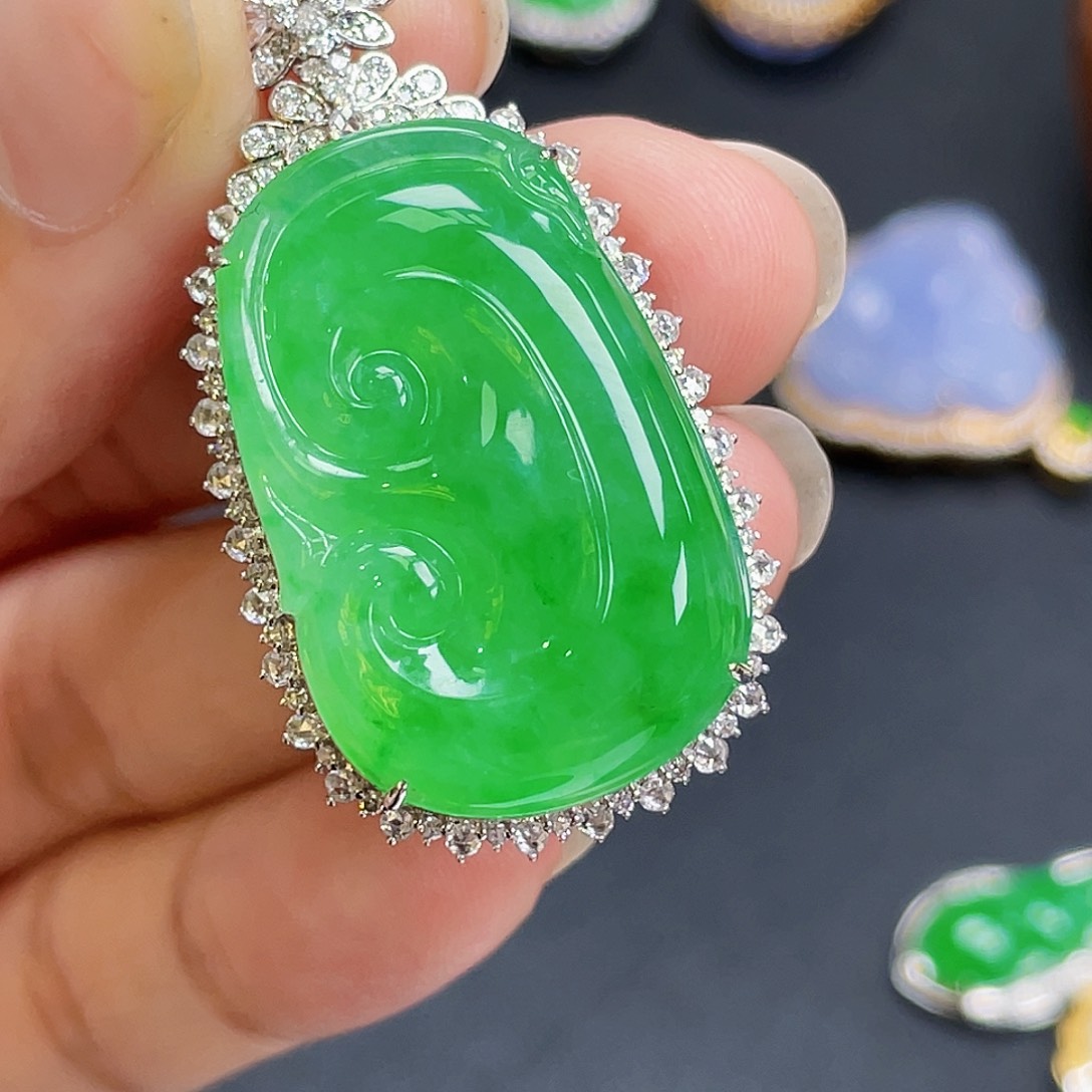 阳****翡翠18K金镶嵌颈饰绿如意