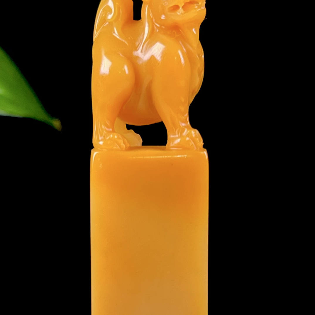 结晶北部田黄招财古兽印章 重52.1克 尺寸2/2/6.8cm