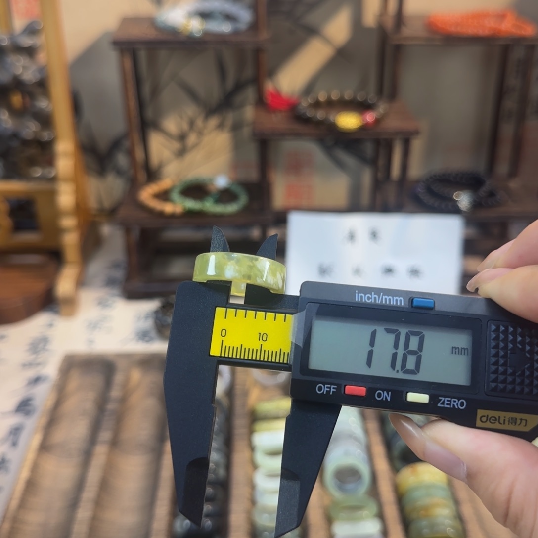 蛇纹石玉颈饰合金