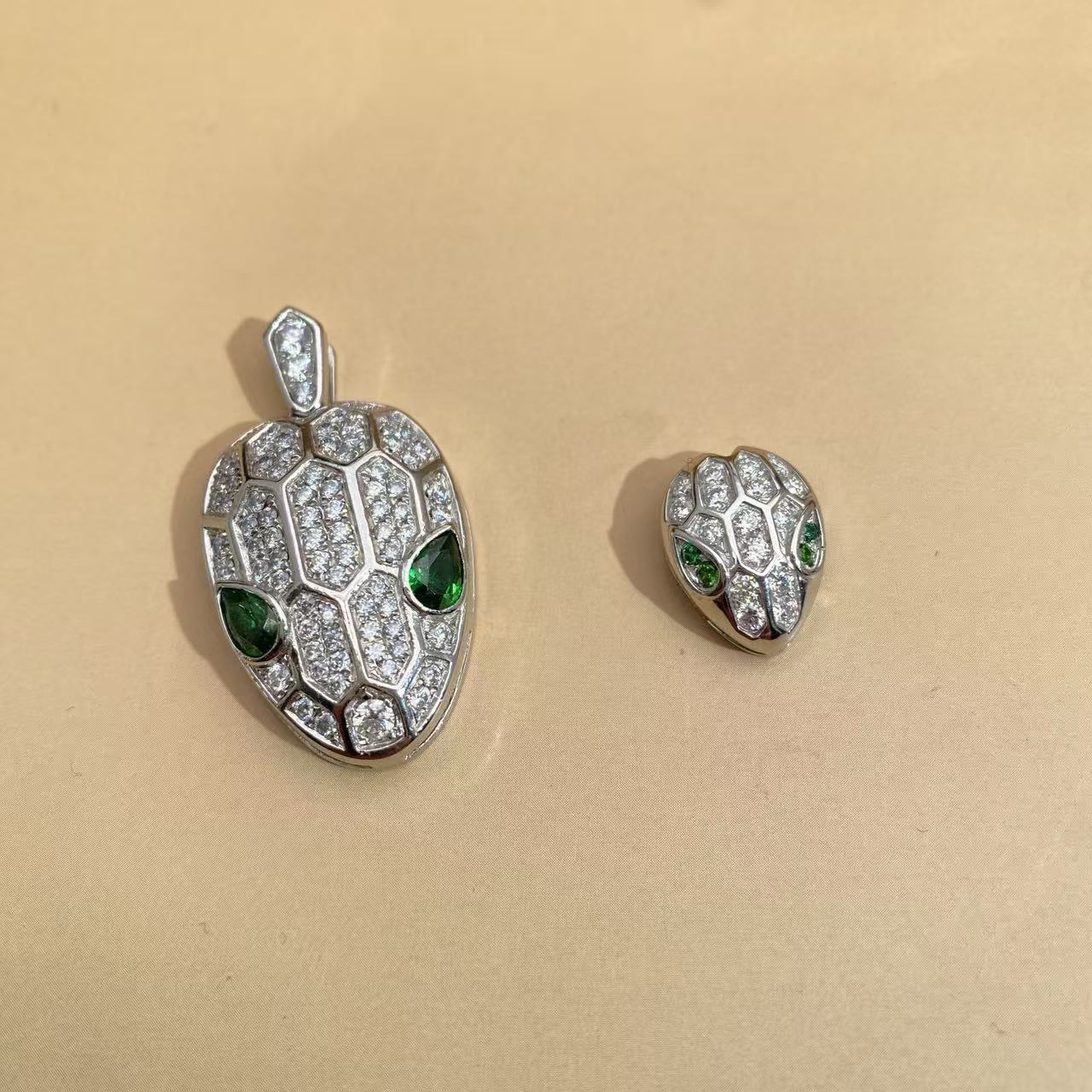 铂金pt950蛇头吊坠绿色气质欧美时尚镶嵌满钻个性坠链重工