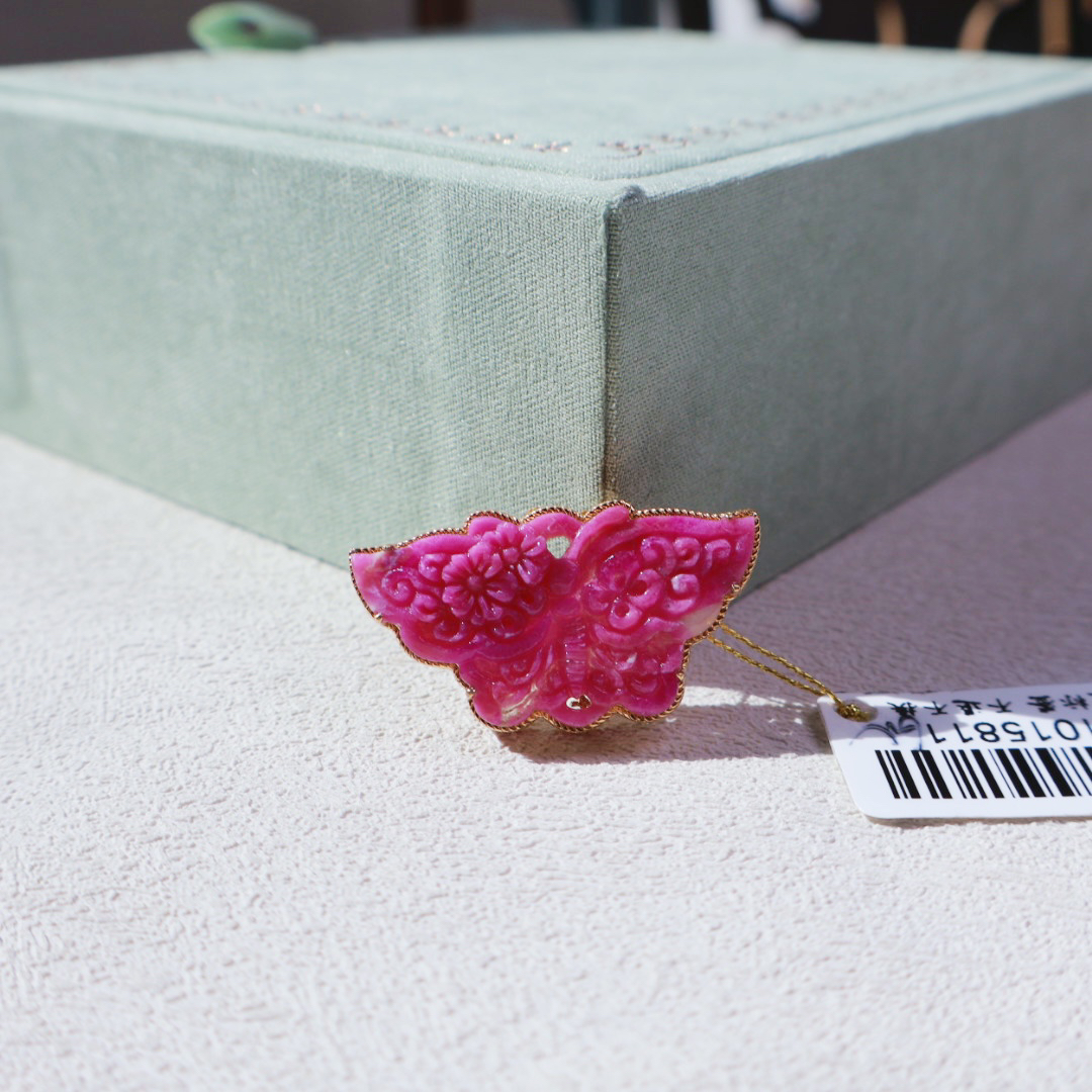 【推荐】18k金镶嵌果酱料舒俱来吊坠16mm*28mm*5mm/S1015811