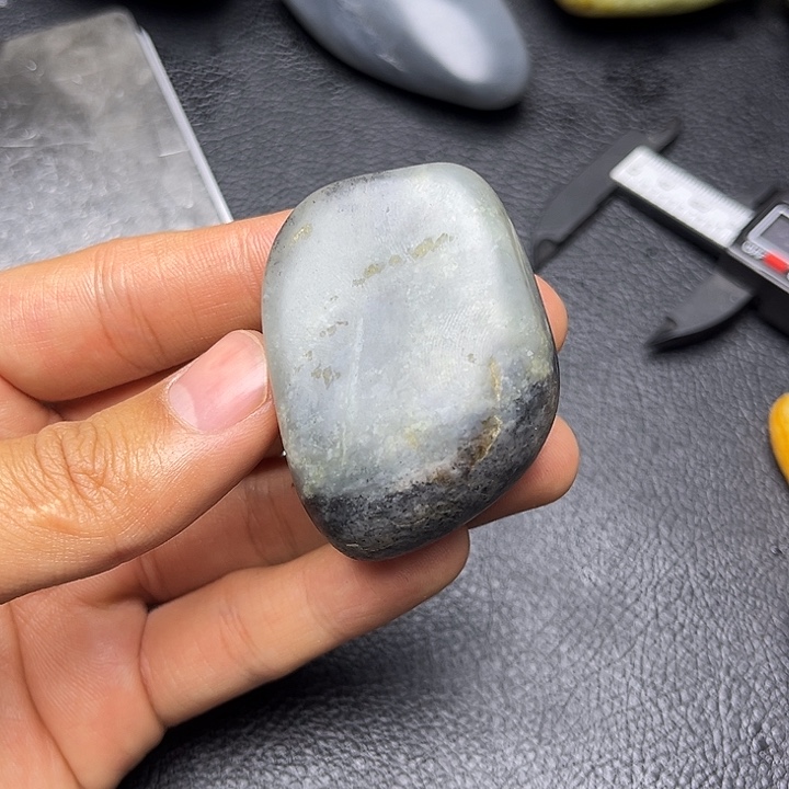 和田玉未镶嵌把件