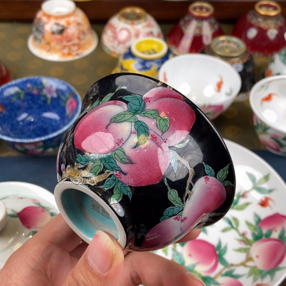 陶瓷艺术家的作品是一个人