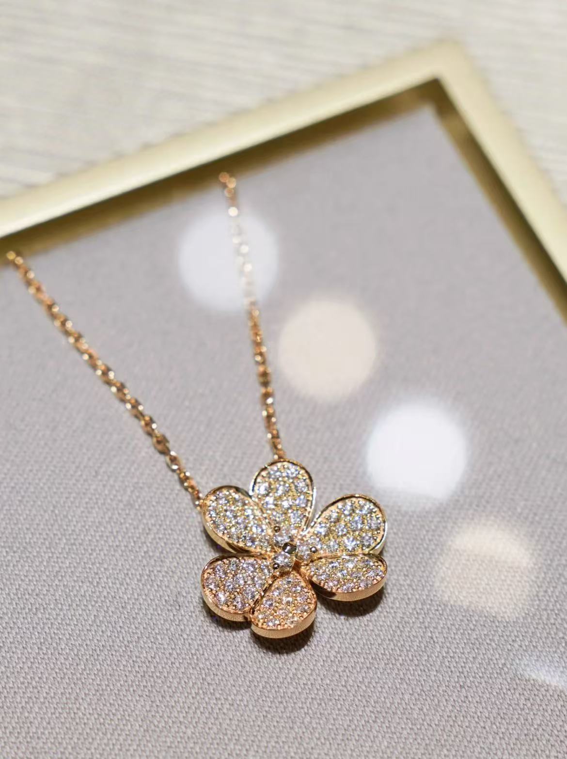 【合成/培育】18k金镶嵌三叶草项链   NGTC证书