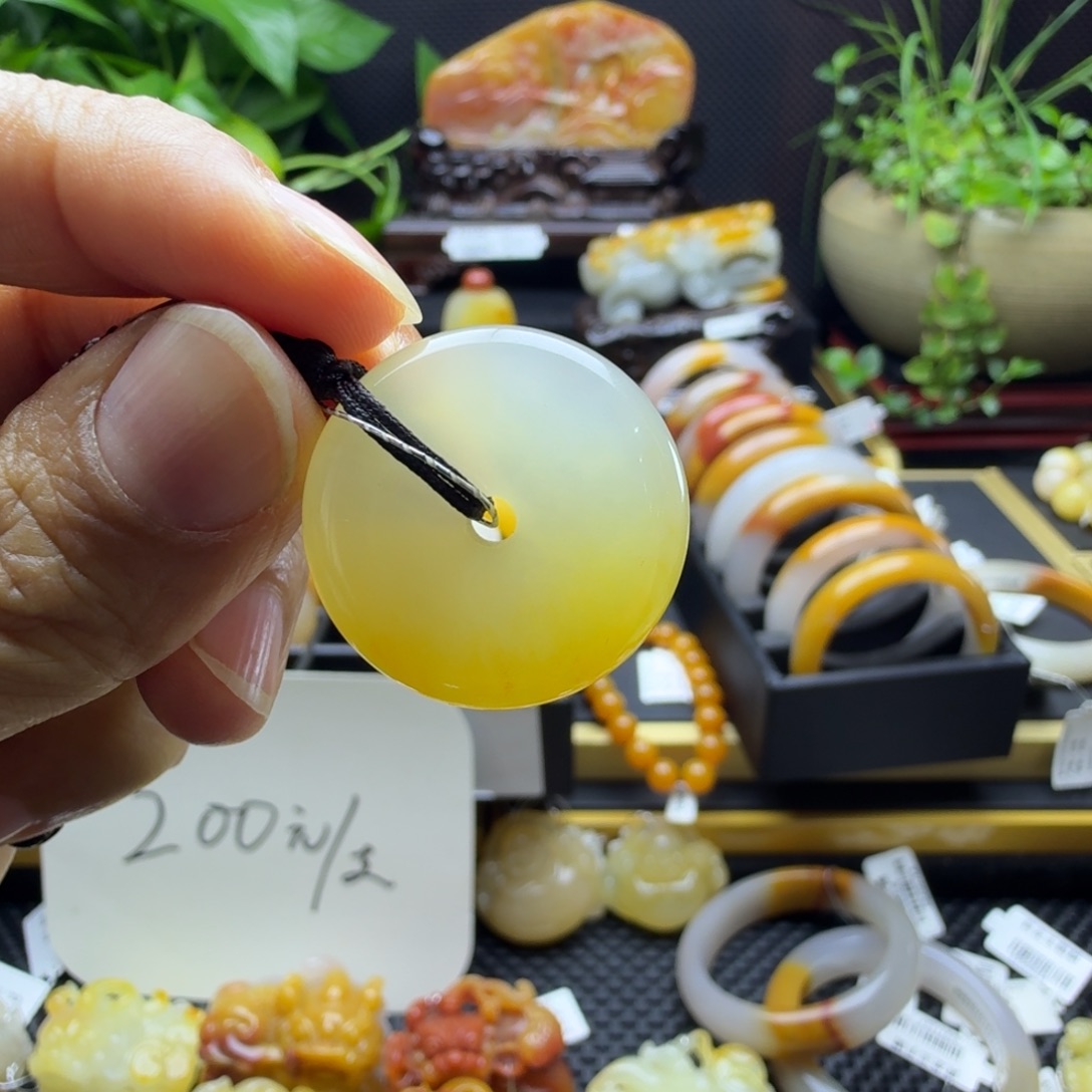 石英质玉（黄龙玉）未镶嵌颈饰