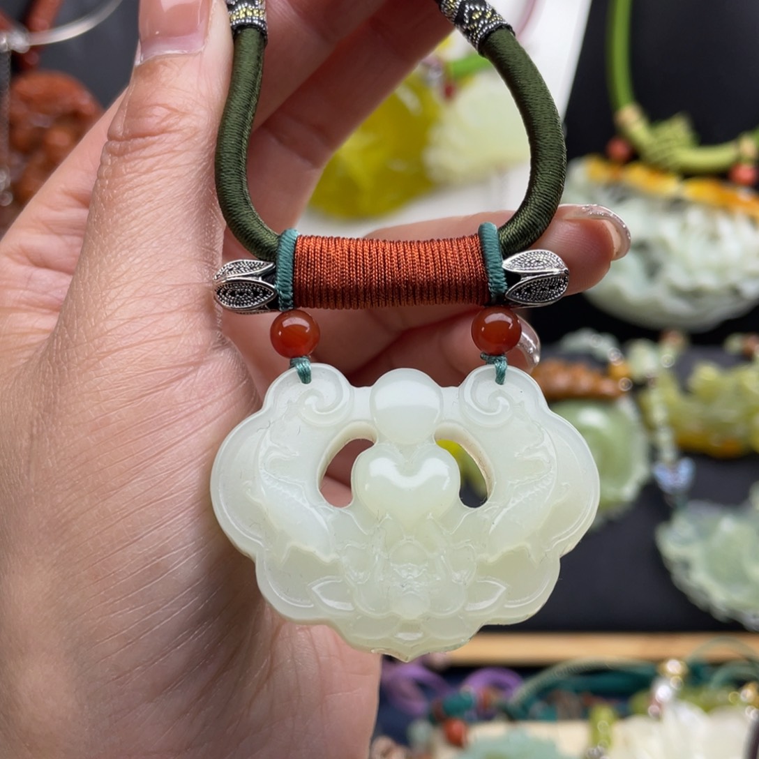 蛇纹石玉未镶嵌颈饰