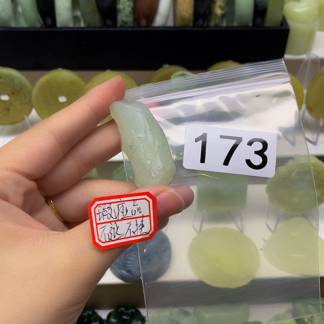蛇纹石玉颈饰未镶嵌