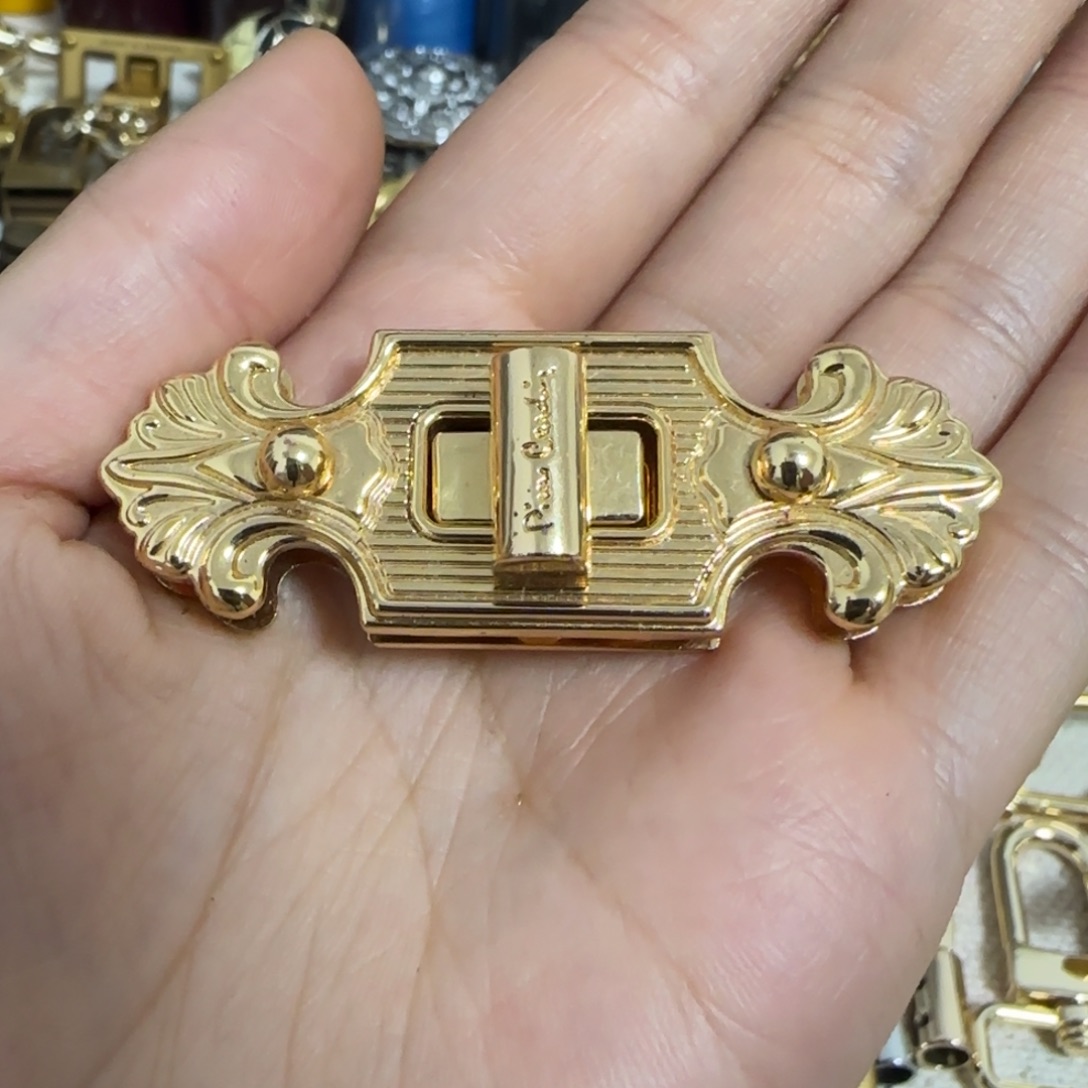 金色扭锁15元2个.
