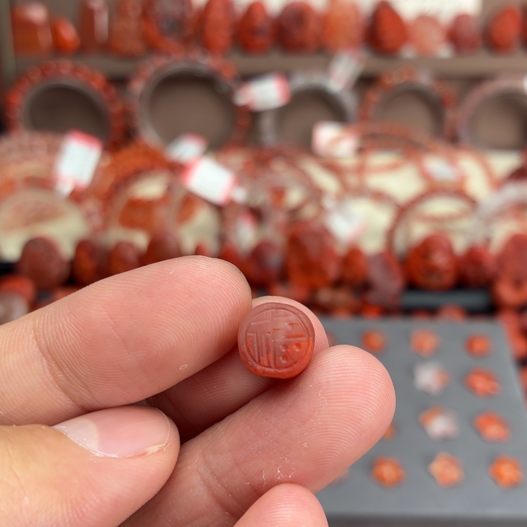 南红玛瑙未镶嵌颈饰福币