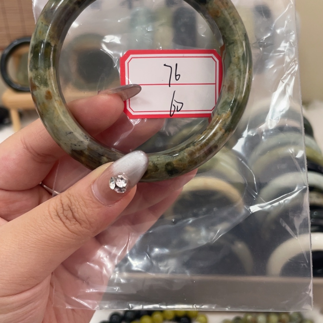 蛇纹石玉手镯未镶嵌