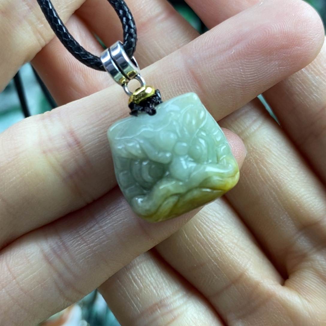 翡翠颈饰未镶嵌吊坠