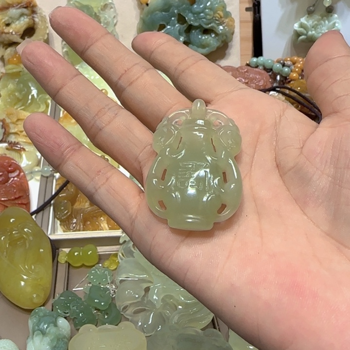 蛇纹石玉吊坠未镶嵌赵*红