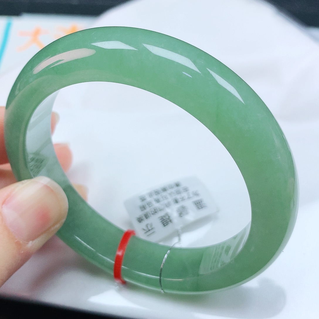 翡翠手镯未镶嵌55圈