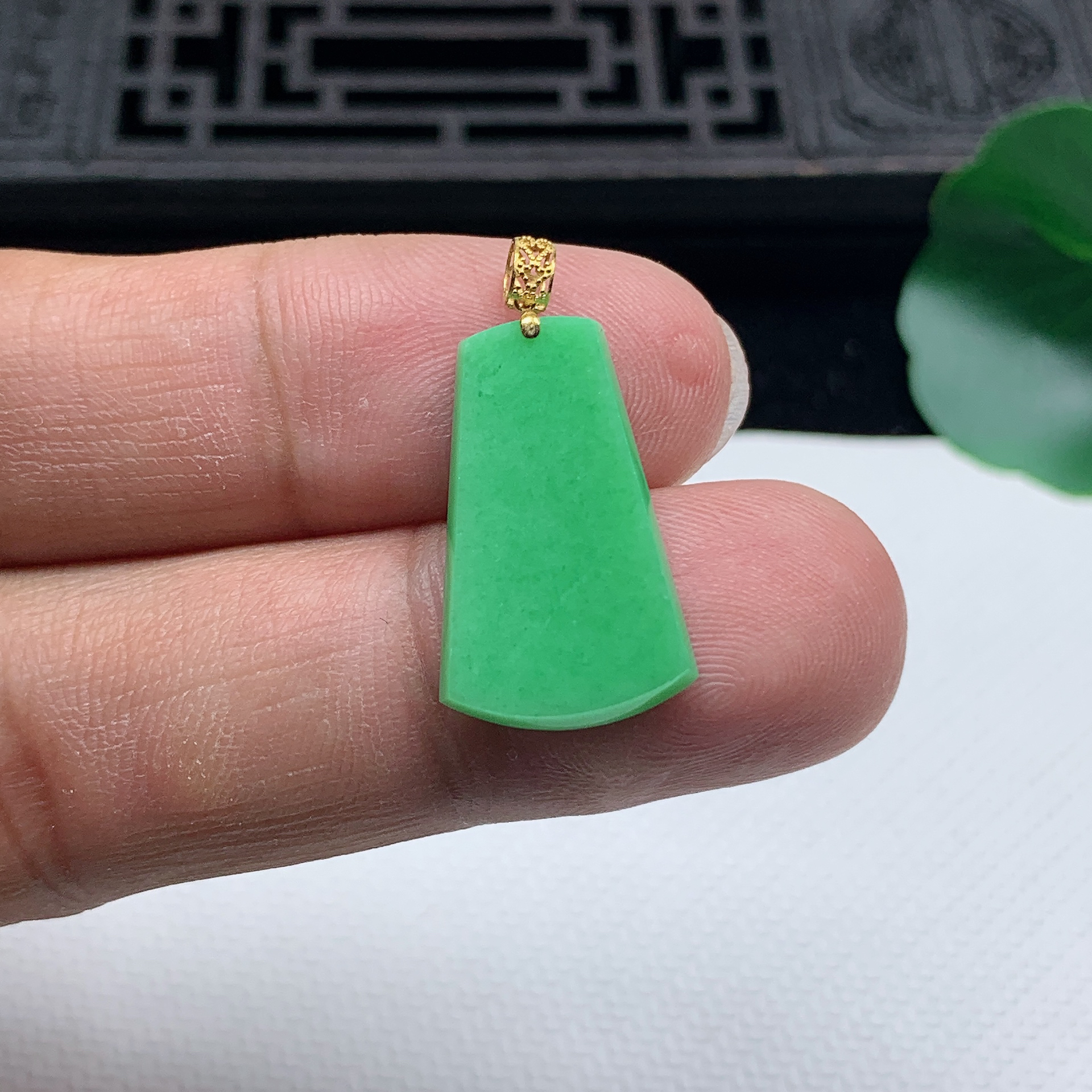 缅甸天然翡翠A货18K金扣阳绿素面牌吊坠尺寸22.1*13.6*2.6mm